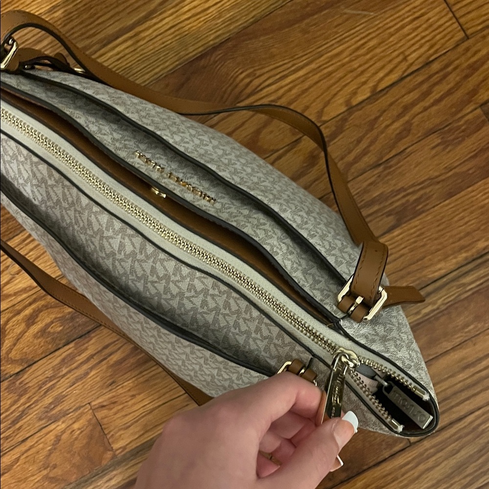 Michael Kors Tote Purse - Picture 6 of 10